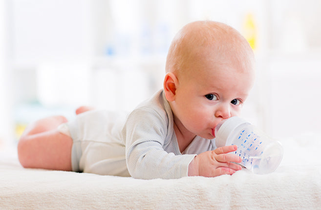 Können Babys während der Stillzeit Wasser trinken?