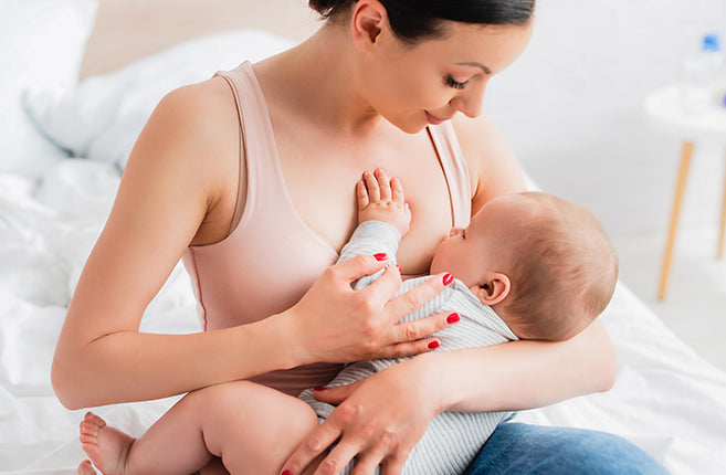 10 coole Tipps für das Stillen im Sommer: Überwinden Sie die Hitze und pflegen Sie Ihr Baby