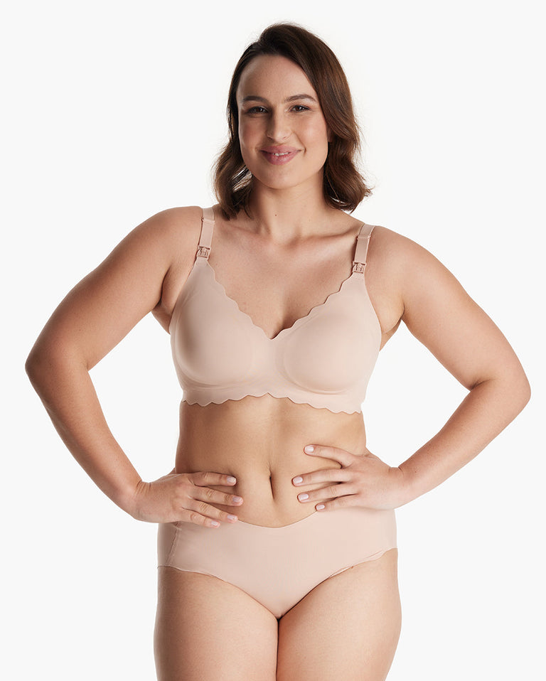 Translation missing: de.Woman in beige Jelly Strip Seamless Nursing Bra YN46 &amp; briefs. Shows scalloped trim, visible M9 Pump nursing clips
