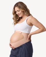 Momcozy BumpEase Schwangerschaftsgürtel in Austernrosa um den Babybauch getragen