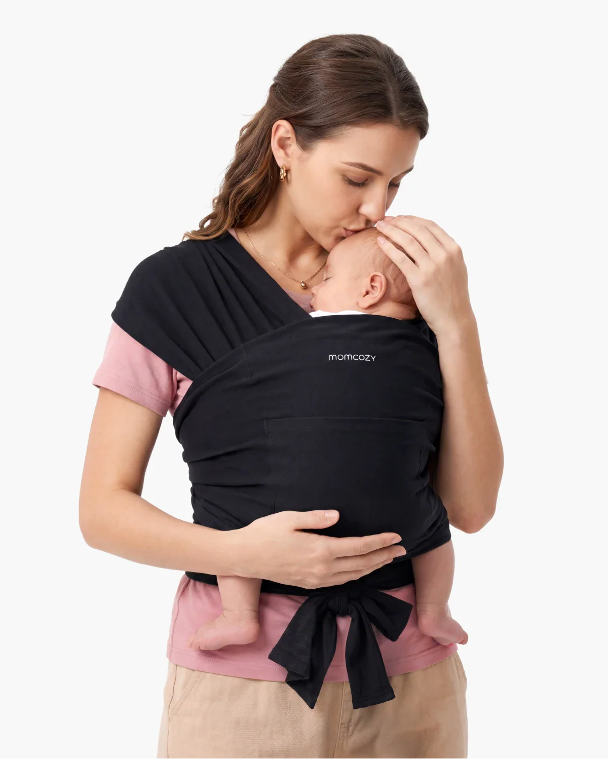 Momcozy Babytragetuch in Schwarz, Frau trägt ihr Neugeborenes eng am Körper