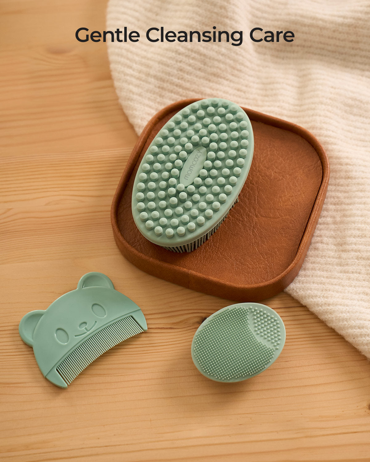Weiche Silikonbürsten und Babykamm aus dem Momcozy Elite Babyset
