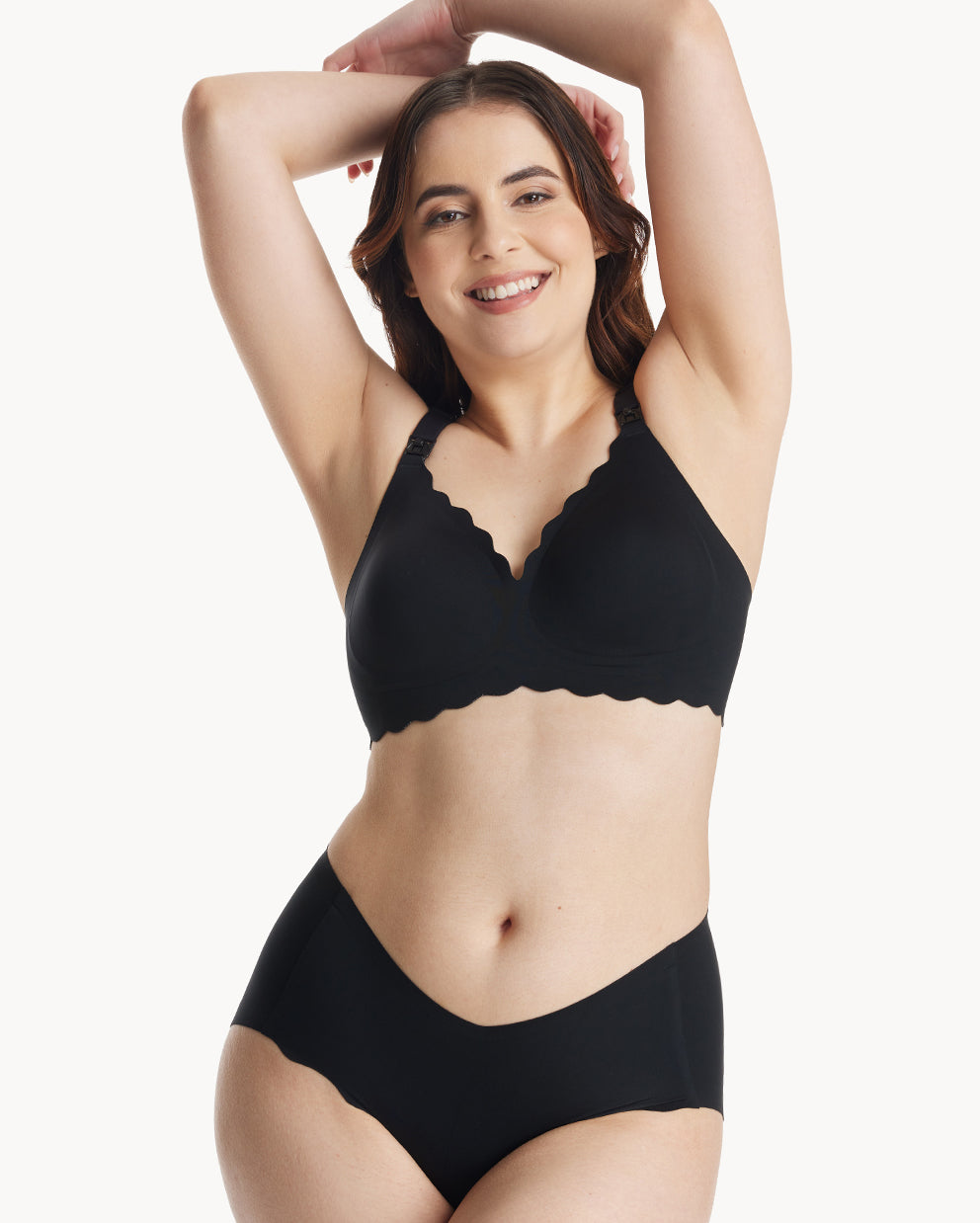 Model mit erhobenen Armen im schwarzen Momcozy Jelly-Strip-Still-BH YN46