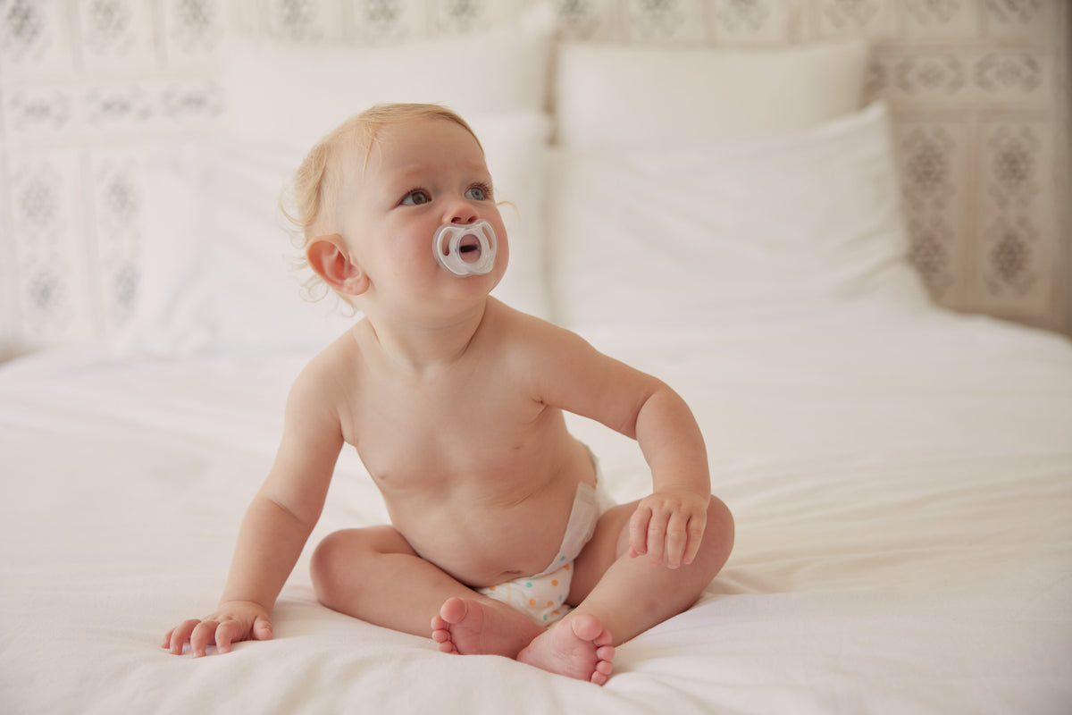 Der chinesische Geschlechtsvorhersager ist mehr als nur eine lustige Möglichkeit, das Geschlecht deines Babys zu erraten - er hat eine faszinierende Geschichte, die in der chinesischen Geschlechtsvorhersagekarte wurzelt und Tradition, Astrologie und einen Hauch von Mystik miteinander verbindet. Diese Vorhersagemethode geht auf die Qing-Dynastie zurück und hat eine bemerkenswerte Entstehungsgeschichte. Der Legende nach wurde sie in einem kaiserlichen Grab entdeckt und wurde zu einem gehüteten Geheimnis des chinesischen Königshauses, das damit die Ankunft männlicher Erben vorhersagte. Auch heute noch zieht diese uralte Mischung aus Astrologie und Tradition schwangere Familien auf der ganzen Welt in ihren Bann.Diese traditionelle Methode berücksichtigt zwei Dinge: dein Alter und den Zeitpunkt deiner Schwangerschaft, die beide nach dem chinesischen Mondkalender aufgelöst werden. Nach den alten chinesischen Lehren von natürlicher Harmonie, Yin und Yang und den fünf Elementen gibt dir dieses Horoskop ein spielerisches Bild davon, ob du einen Jungen oder ein Mädchen bekommst.