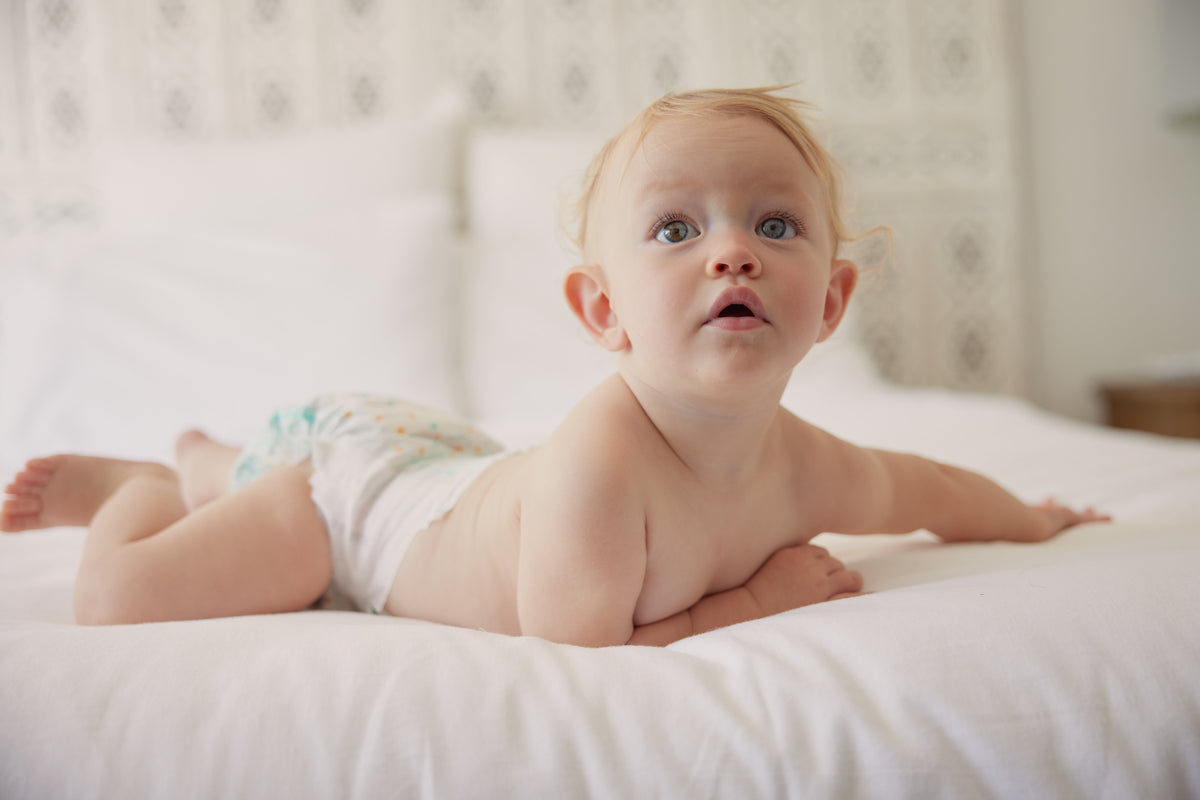 Dein Geburtstermin ist der Zeitpunkt, an dem dein Baby geboren werden sollte - etwa 40 Wochen nach dem Beginn deiner letzten Periode (LMP). Die meisten Babys kommen nicht genau an diesem Tag zur Welt, deshalb sprechen Ärzte von einem „geschätzten“ Geburtstermin.Dieses Datum ist praktisch, um die Meilensteine der Schwangerschaft zu verfolgen und deine Schwangerschaftsvorsorge, Tests und Ultraschalluntersuchungen zu planen. Das hilft dir auch, dich mental auf die Geburt deines Babys vorzubereiten!