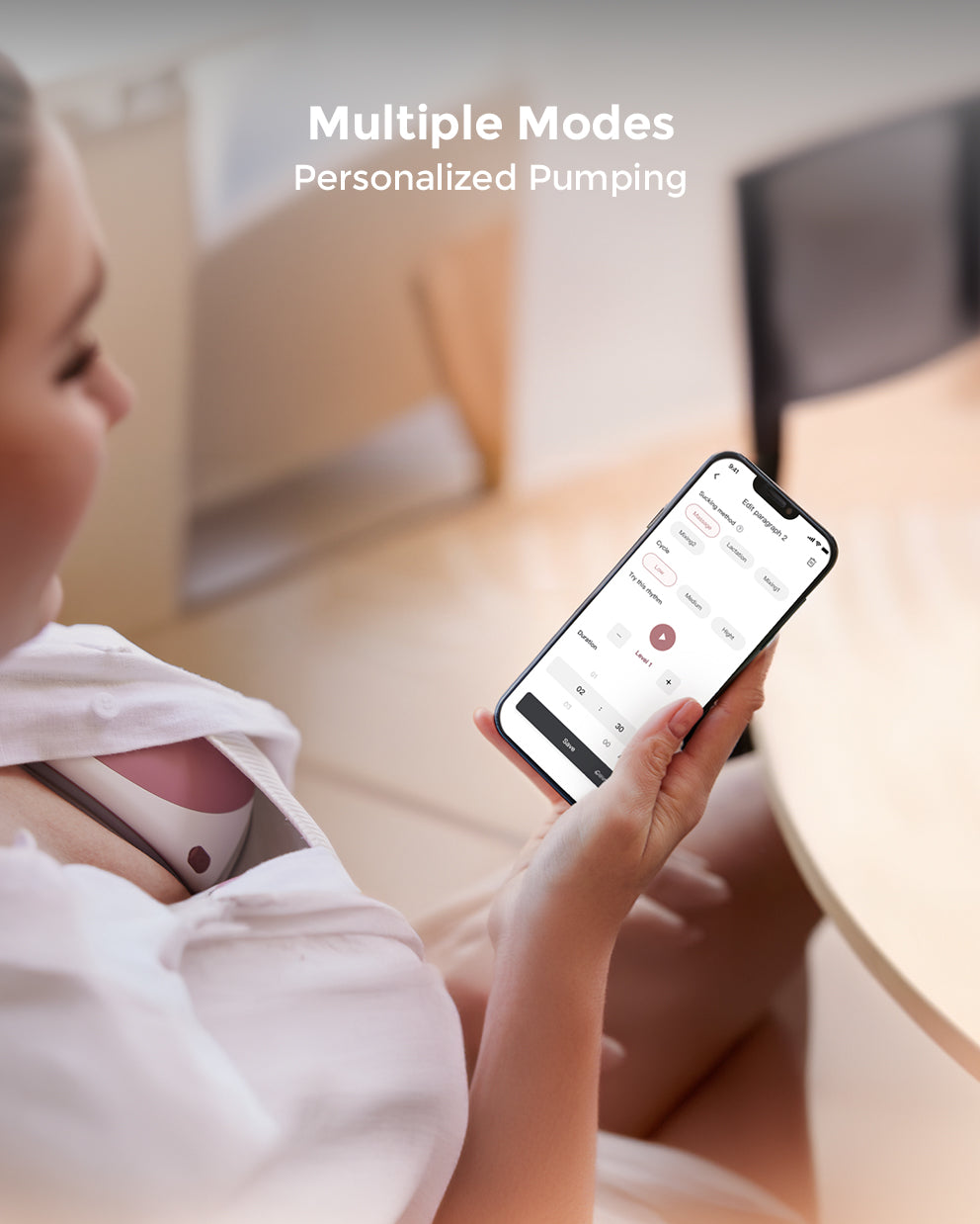 Frau steuert die Momcozy M9 Milchpumpe per App und wählt ihren Abpumpmodus
