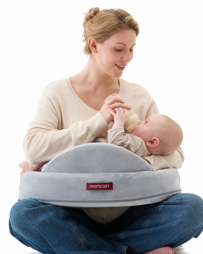Translation missing: de.Momcozy MaxSupport Stillkissen in Grau, Mutter füttert ihr Baby darauf mit der Flasche
