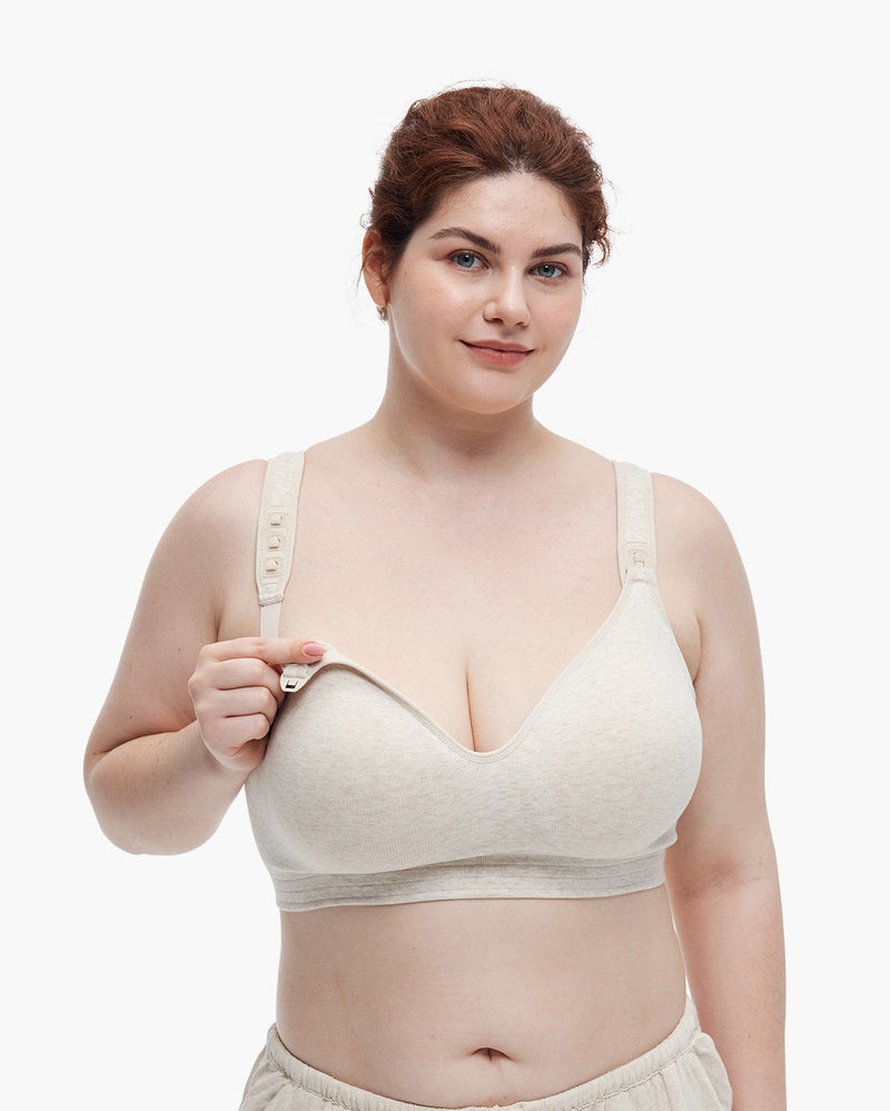 Momcozy Busty Still-BH in Oatmeal, Hand öffnet den Stillclip am Träger